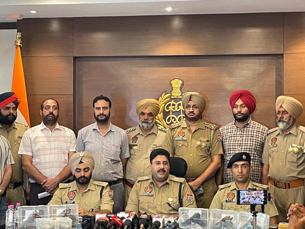 Mohali Polices big success  4 accused arrested for supplying illegal weapons 5 pistols and cash recovered 2 vehicles also seized